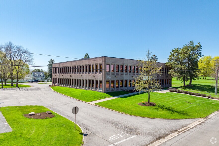 More Photos Of 125 Elwood Davis Rd, Syracuse Office For Sale