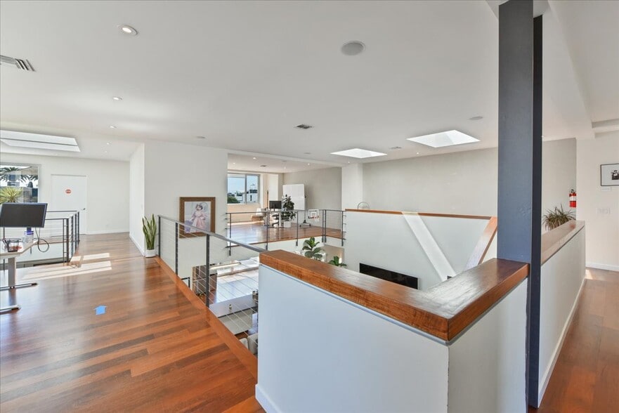 More Photos Of 1319 Abbot Kinney Blvd, Venice Loft Creative Space For Lease