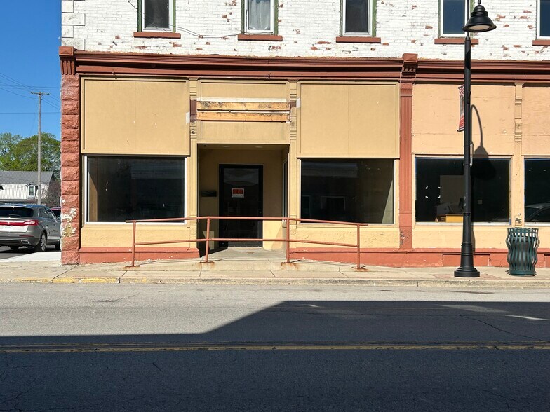 More Photos Of 127 S State St, South Whitley Freestanding For Lease