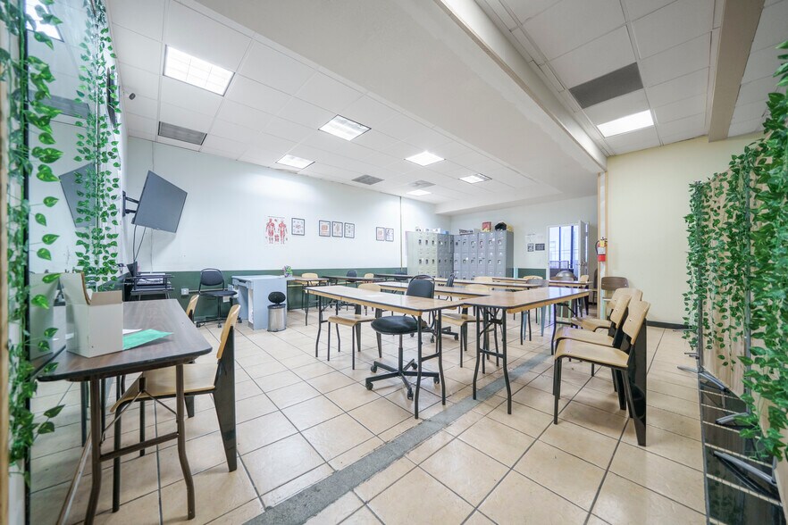 More Photos Of 1517 S Western Ave, Los Angeles Freestanding For Sale