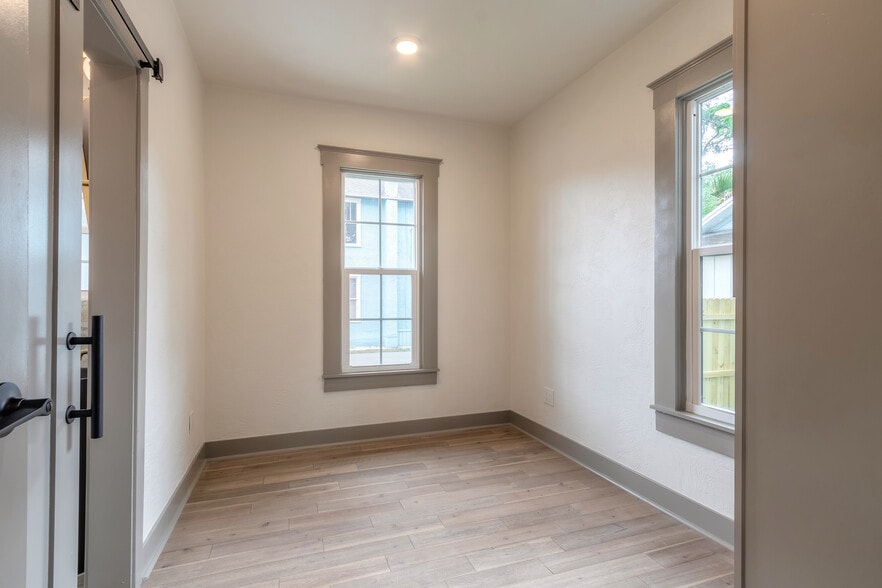 More Photos Of 208 Douglas St, New Smyrna Beach Office Residential For Sale