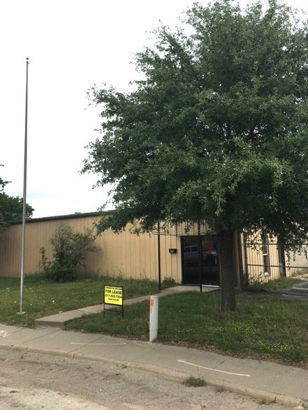 More Photos Of 301 Thomas Pl, Everman Warehouse For Lease