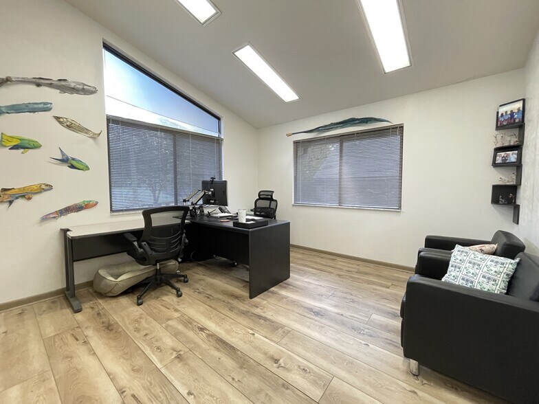 More Photos Of 106 NW 33rd Ct, Gainesville Office For Sale