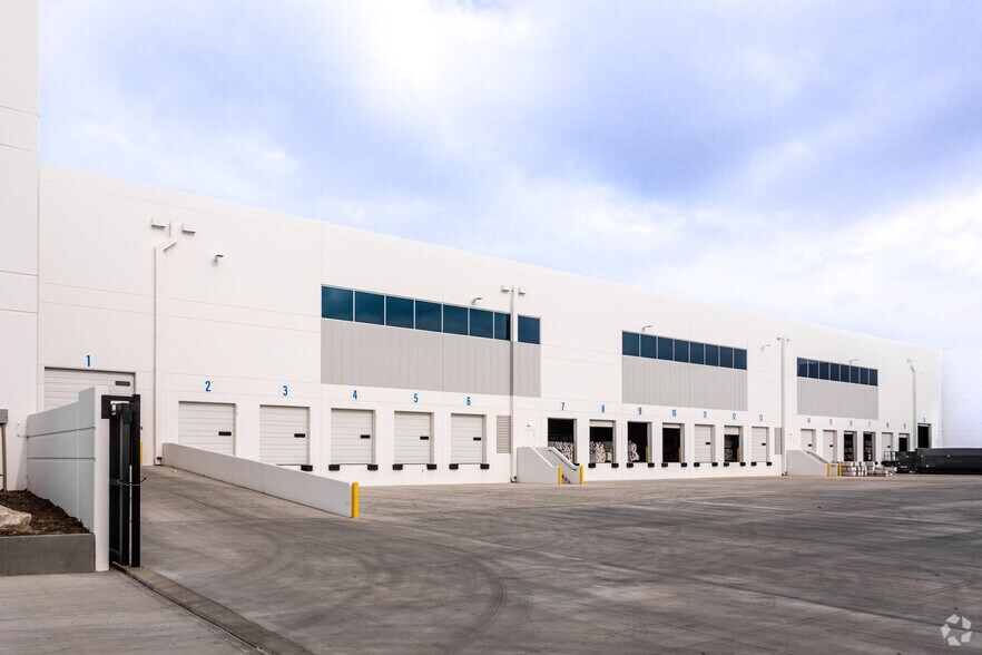 More Photos Of 15 Longitude Way, Corona Distribution For Lease