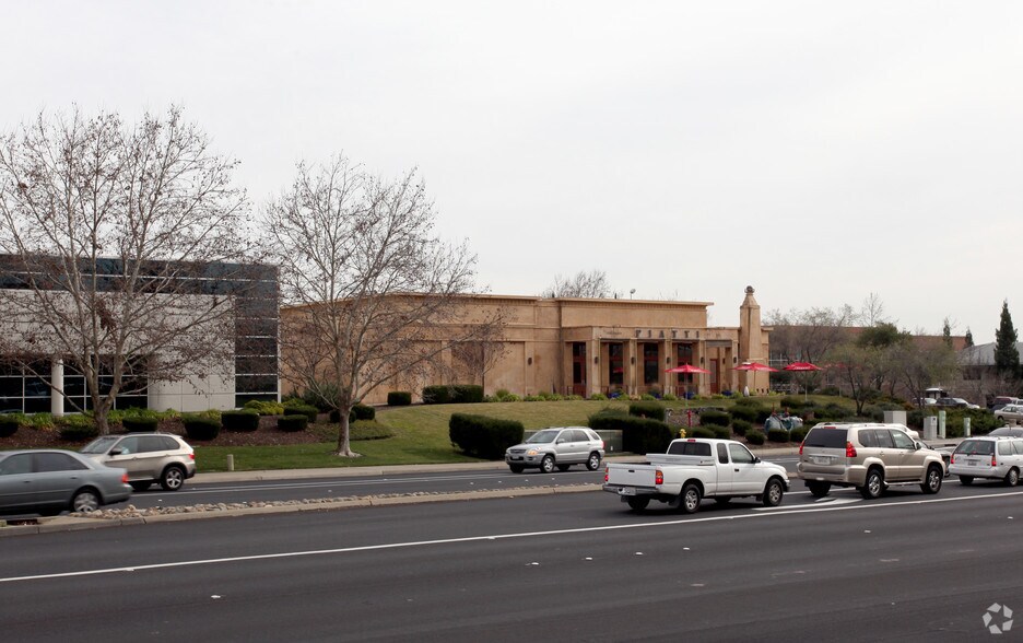 More Photos Of 3003 Douglas Blvd, Roseville Restaurant For Lease