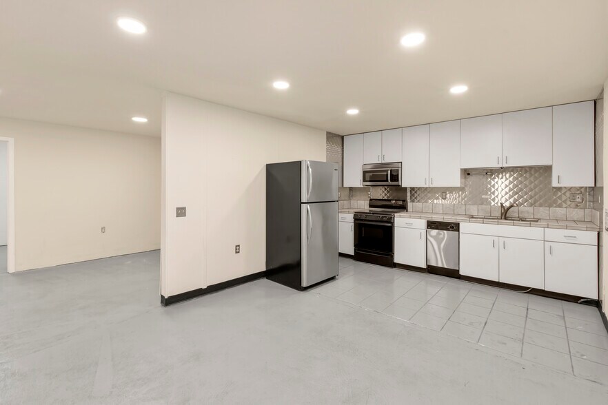 More Photos Of 560 4th St, San Francisco Showroom For Lease