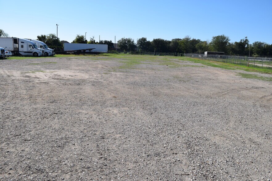 More Photos Of 12115 West Dr, Cypress Land For Lease