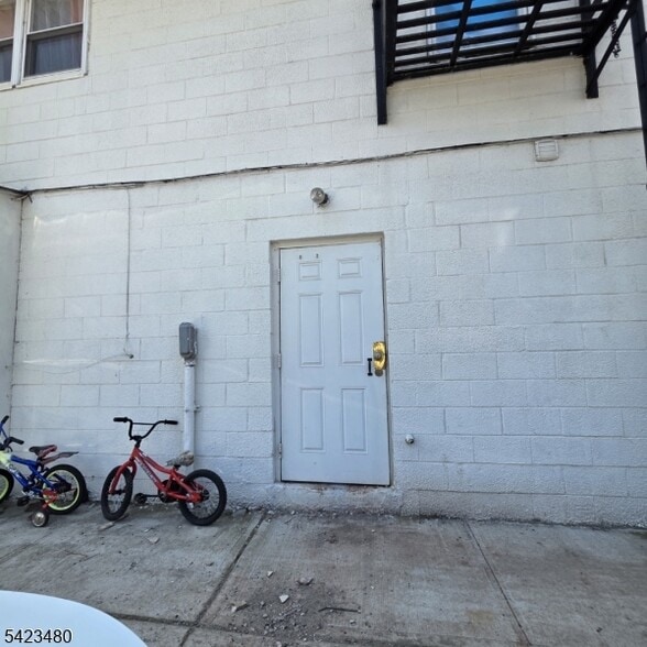 More Photos Of 713 E Main St, Bridgewater Convenience Store For Lease