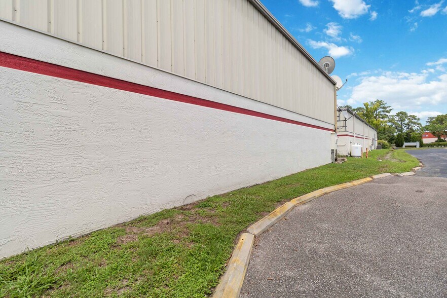 More Photos Of 1076 Florida Central Pky, Longwood Warehouse For Lease