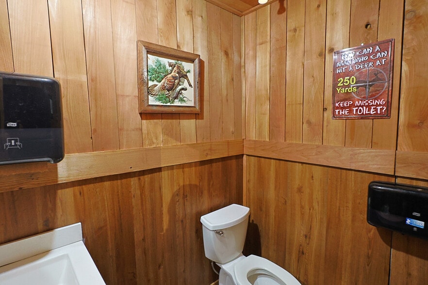 More Photos Of 702 Newmark St, Coos Bay Bar For Sale