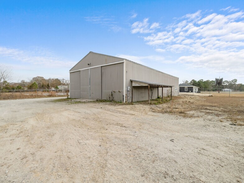 More Photos Of 3261 New Bern Hwy, Jacksonville Light Distribution For Lease