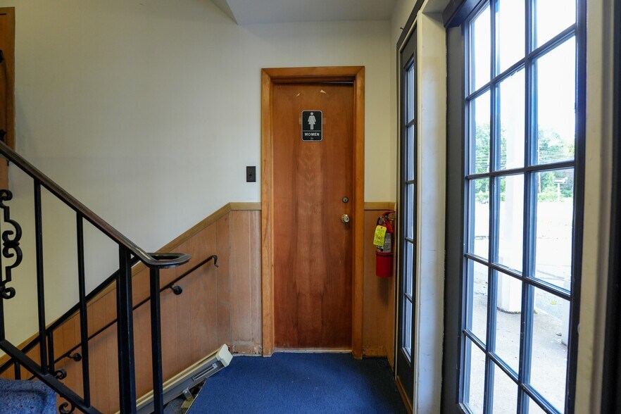 More Photos Of 277 Division St N, North Tonawanda Office For Sale