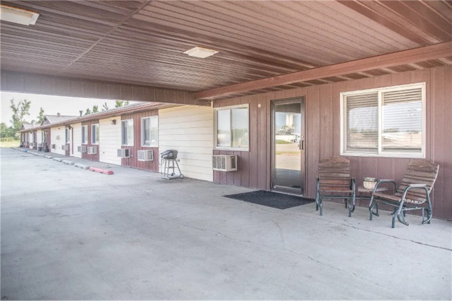 More Photos Of 502 W Highway 66, Drayton Hotel For Sale