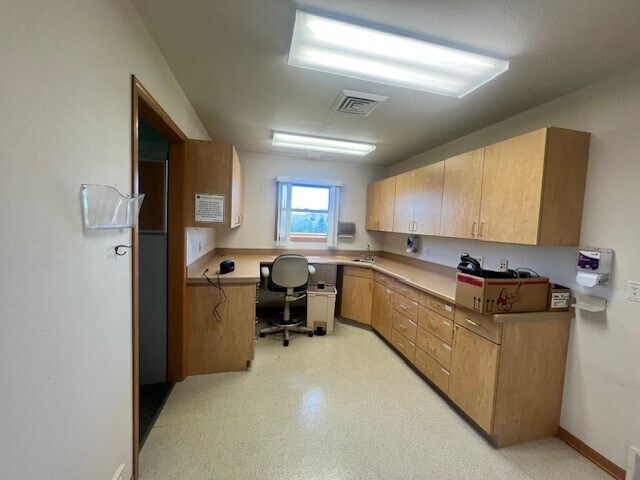 More Photos Of 601 E Clark St, Brandon Medical For Sale