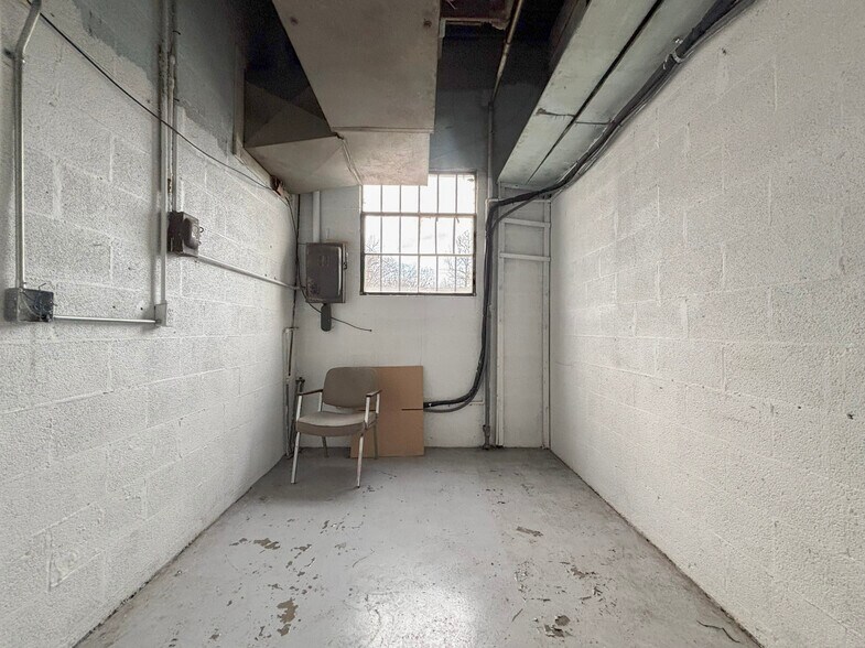 More Photos Of 507 S 12th St, Murray Flex For Sale