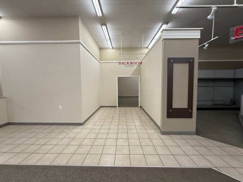 More Photos Of 221 S Poplar St, Elizabethtown General Retail For Lease