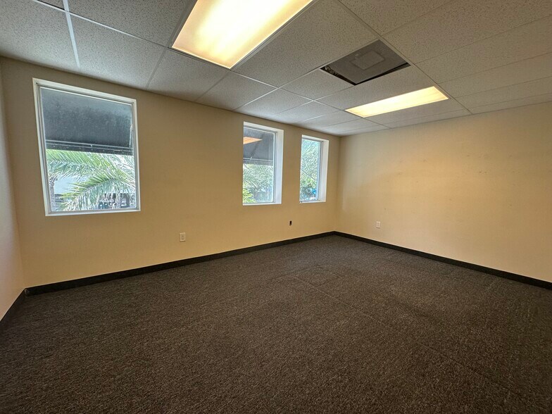 More Photos Of 1936 Hollywood Blvd, Hollywood Storefront Retail Office For Lease