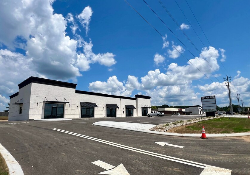 More Photos Of 257 Grace Cv, Medina Storefront Retail Office For Lease