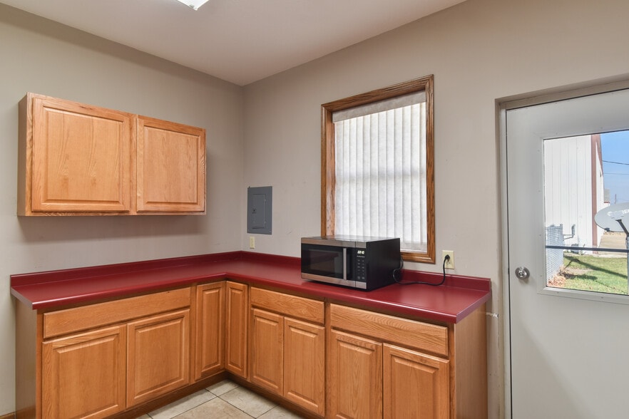 More Photos Of 1311 N Division St, Pontiac Warehouse For Lease