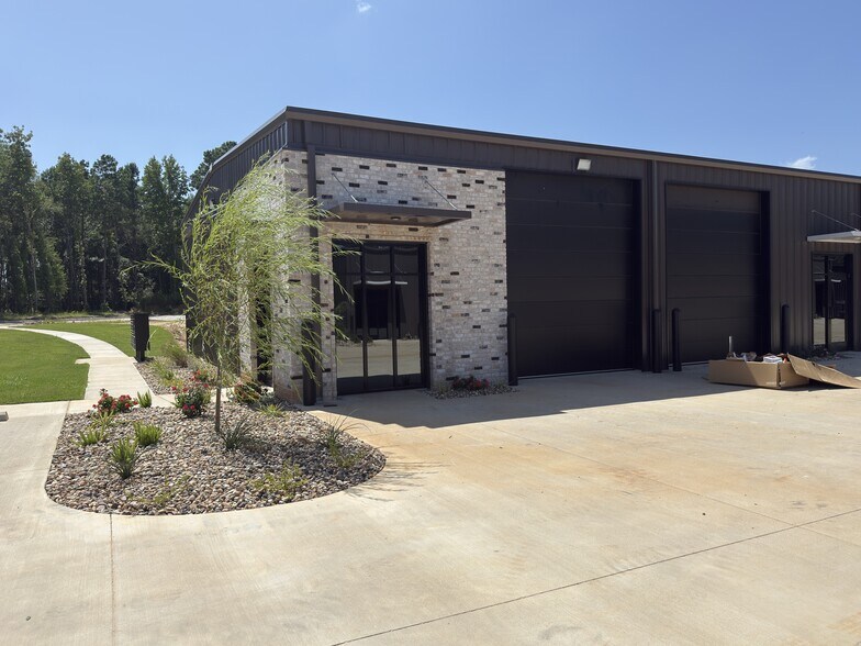 More Photos Of 12173 State 64 hwy, Tyler Showroom For Lease