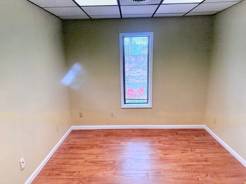 More Photos Of 618 Market Pl SW, Norton Office For Lease