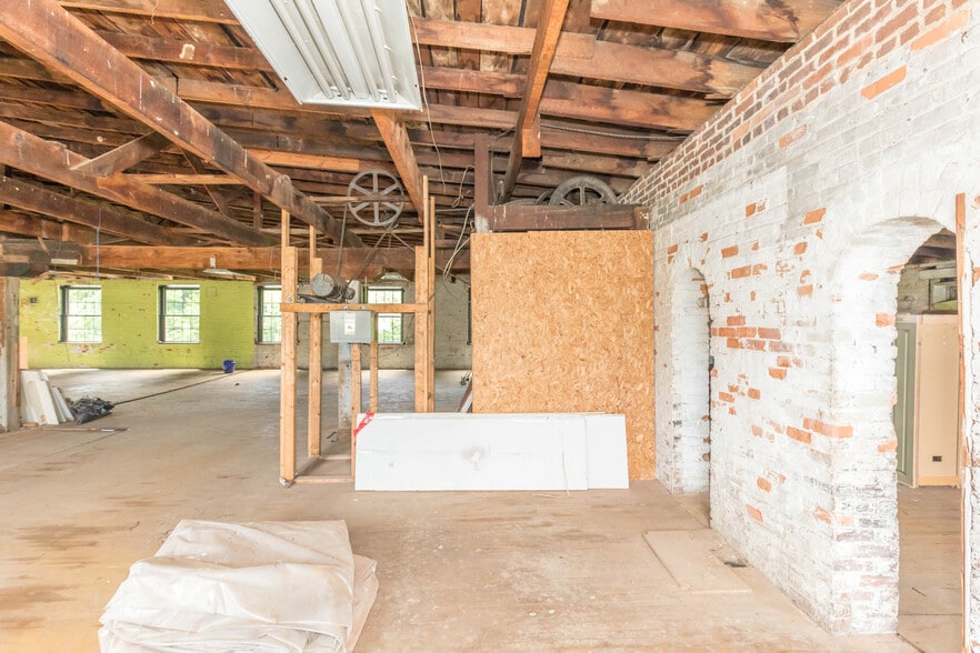 More Photos Of 1340 W Main St, Wytheville Loft Creative Space For Sale