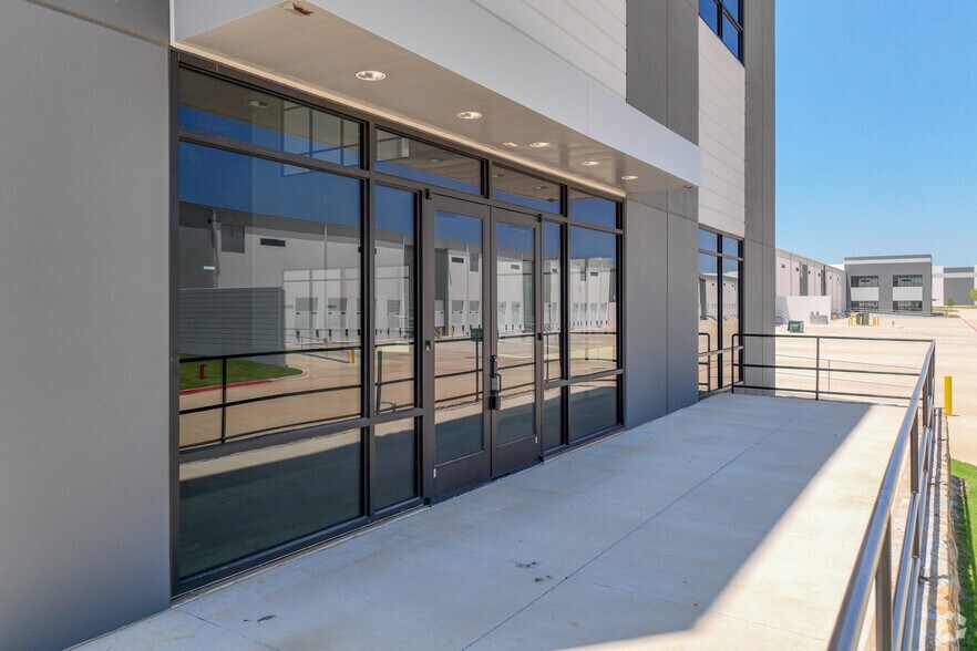 More Photos Of 3411 Mingo Rd, Denton Unknown For Lease