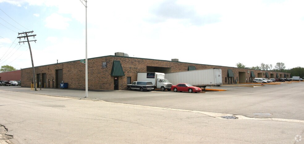 More Photos Of 12330-12358 S Latrobe Ave, Alsip Warehouse For Lease