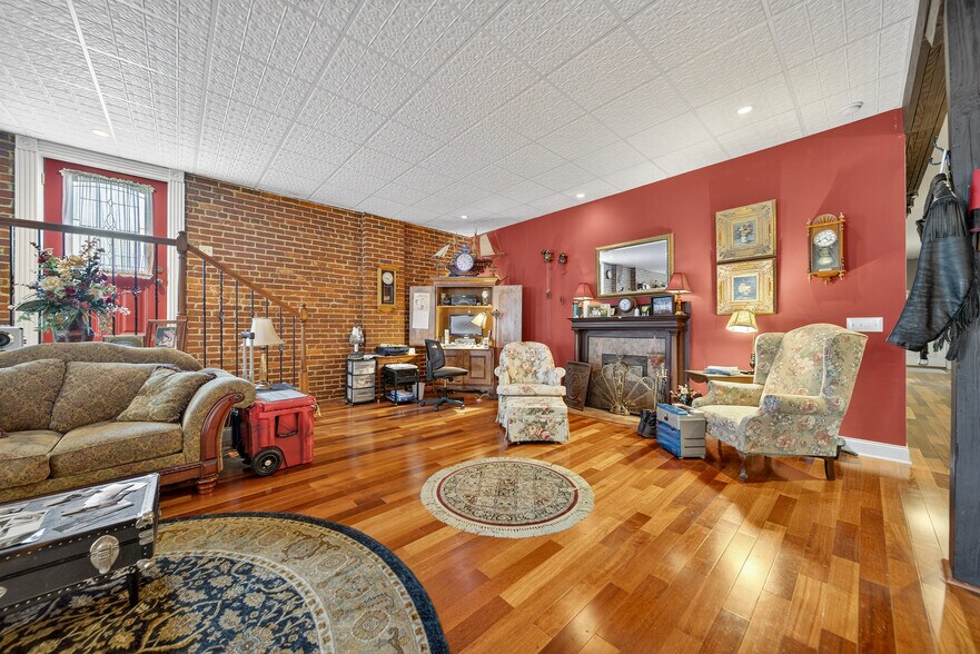 More Photos Of 109 7th Ave E, Springfield Flex For Sale