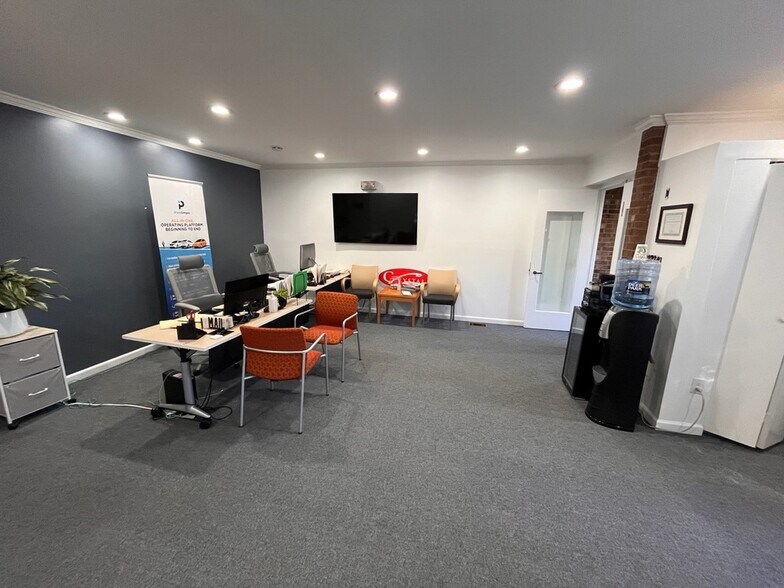 More Photos Of 775 S 23rd St S, Arlington Office For Sale