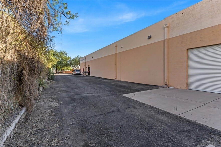 More Photos Of 1401 N Bailey Ln, Tucson Showroom For Sale