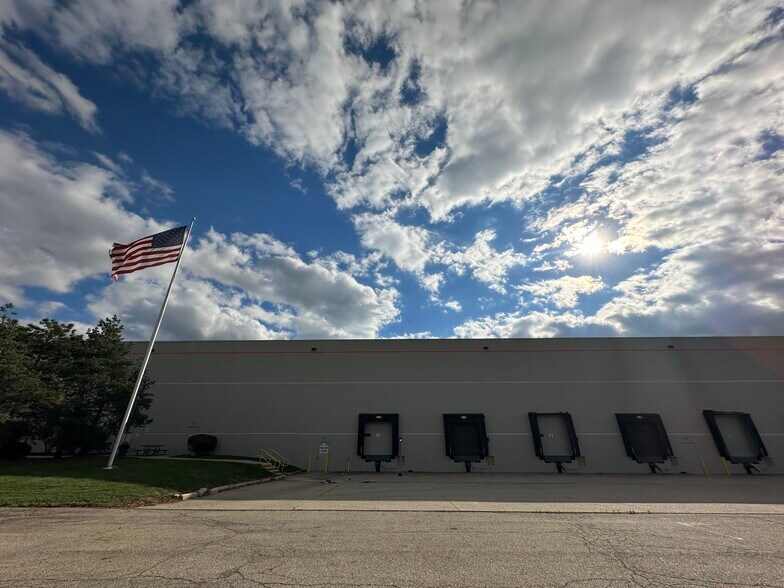 More Photos Of 6360-6440 Port Rd, Groveport Distribution For Lease