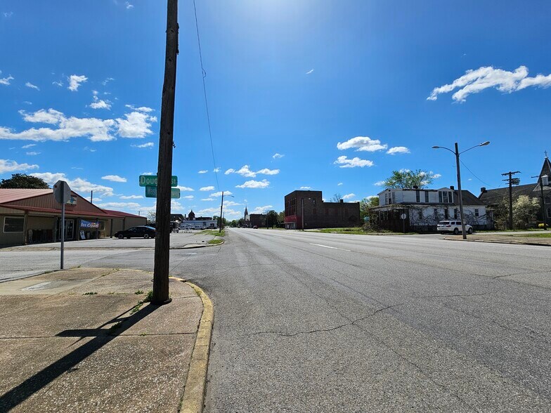 More Photos Of 1308 Washington Ave, Cairo Freestanding For Sale