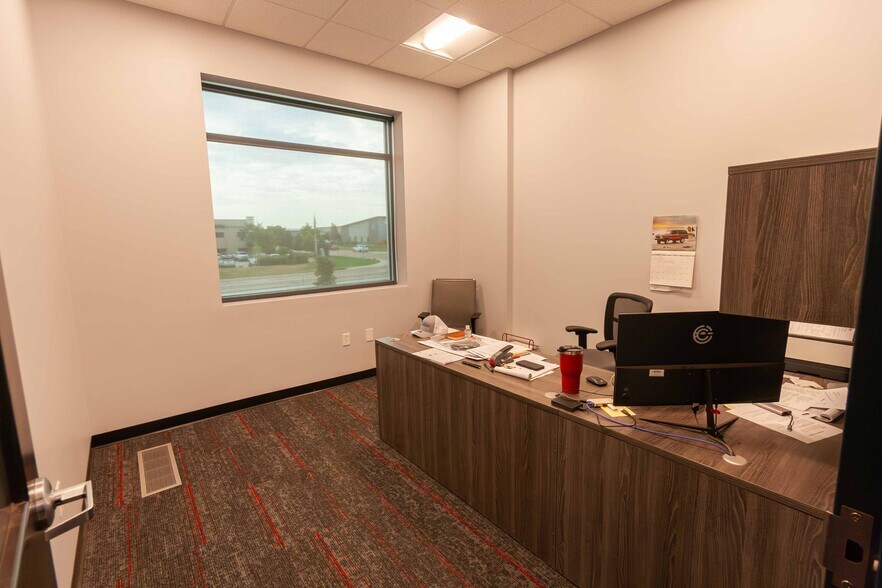 More Photos Of 7292 Greenridge Rd, Windsor Warehouse For Lease