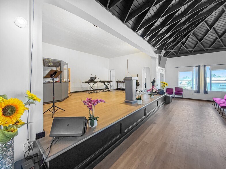More Photos Of 7101 Menlo Ave, Los Angeles Specialty For Sale