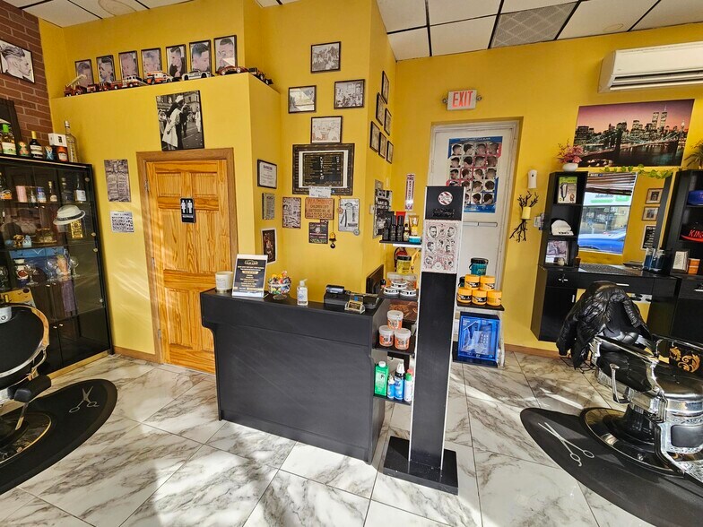 More Photos Of 102 Mineola Ave, Roslyn Heights Storefront Retail Office For Lease