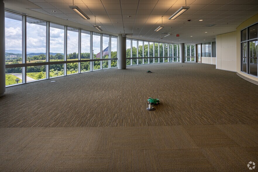 More Photos Of 201 Resting Tree Dr, Bristol Office For Lease