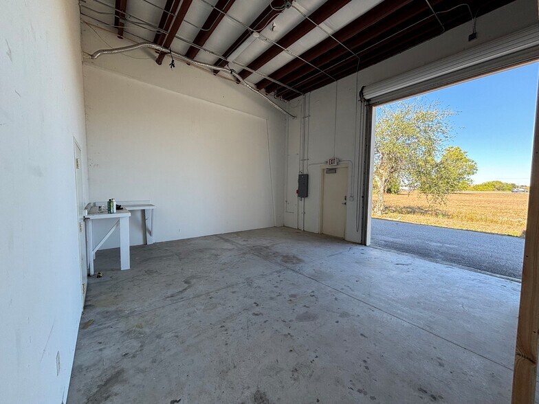 More Photos Of 829 NE Pine Island Ln, Cape Coral Flex For Lease