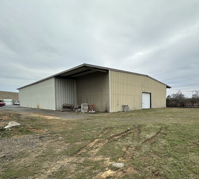 More Photos Of 700 Exchange Ave, Conway Distribution For Lease