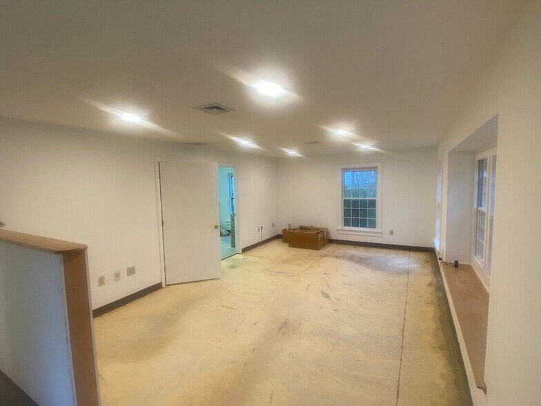 More Photos Of 31 Old Nashua Rd, Amherst Office For Lease