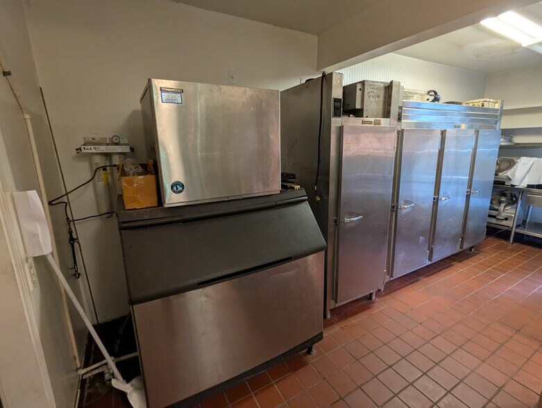 More Photos Of 35 E Garfield Rd, Aurora General Retail For Sale