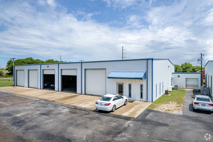 More Photos Of 7766 N Interstate Hwy 35, Temple Warehouse For Lease