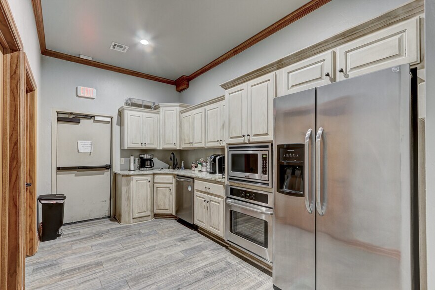 More Photos Of 901-909 Wall St, Norman Office For Sale