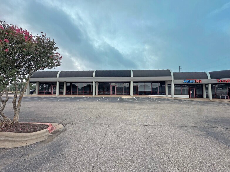 More Photos Of 2521 Rutland Dr, Austin Unknown For Lease