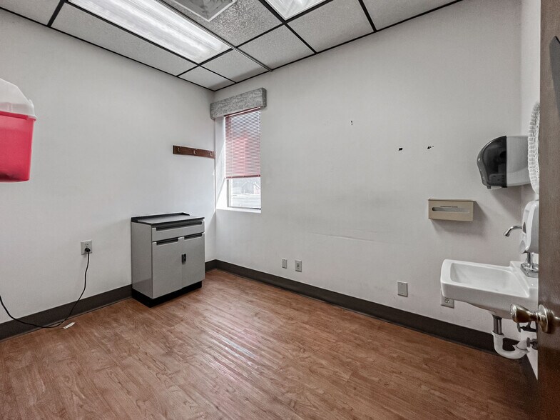 More Photos Of 119 W Lowman St, Mullins Medical For Sale