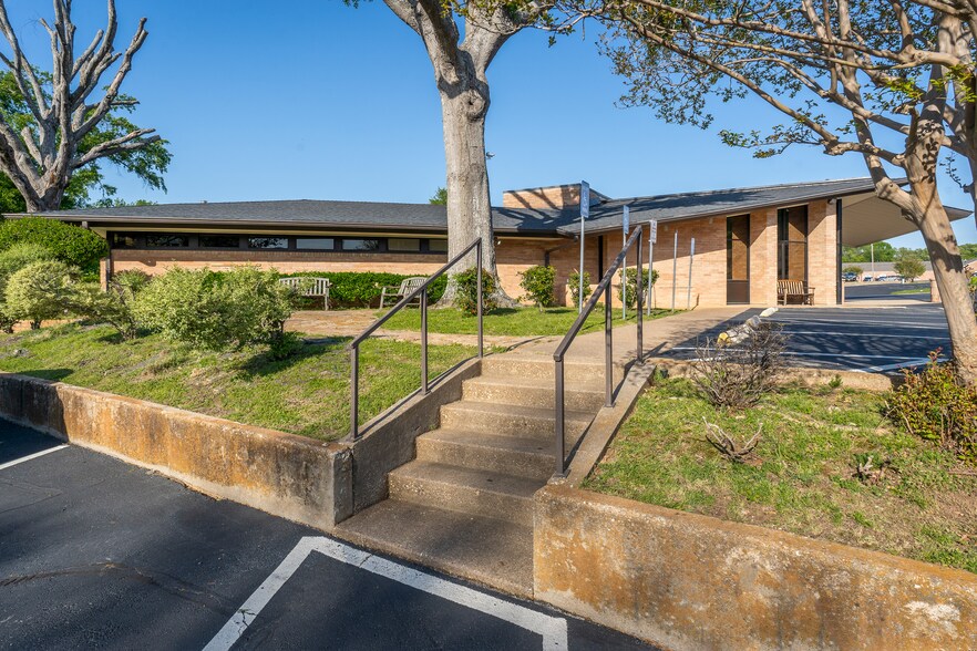More Photos Of 1212 Clinic Dr, Tyler Healthcare For Sale