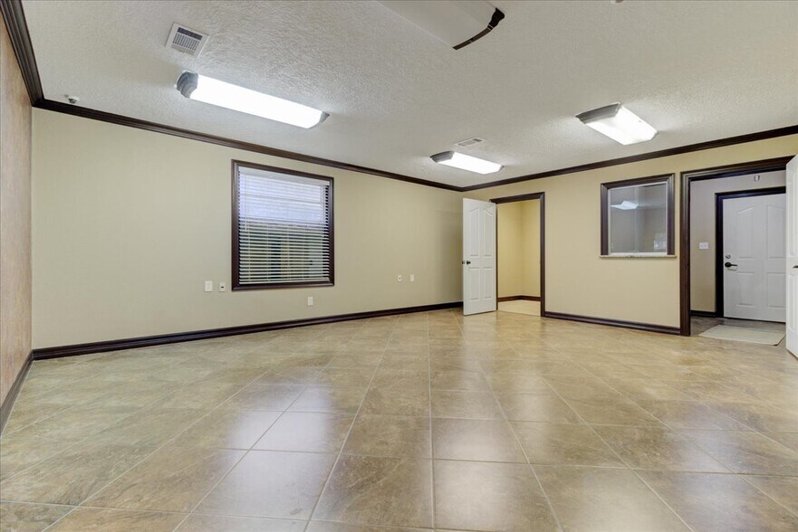 More Photos Of 21232 Ih 10, Vidor Warehouse For Lease