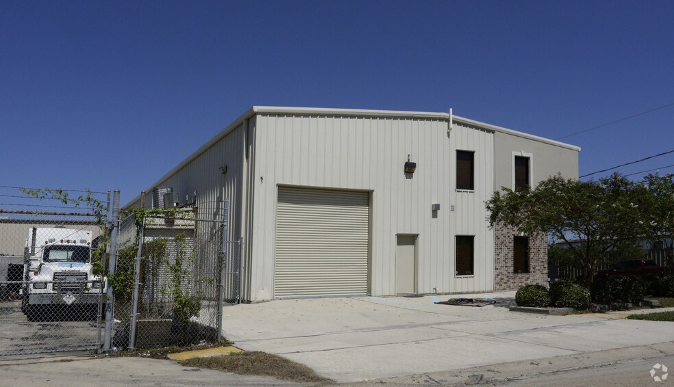 More Photos Of 2201 Greenwood St, Kenner Flex For Lease