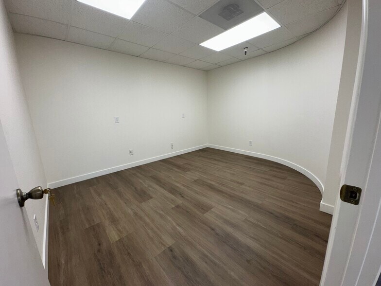 More Photos Of 5250 S 31st Pl, Phoenix Distribution For Lease