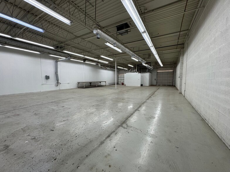 More Photos Of 910 S Hohokam Dr, Tempe Warehouse For Lease